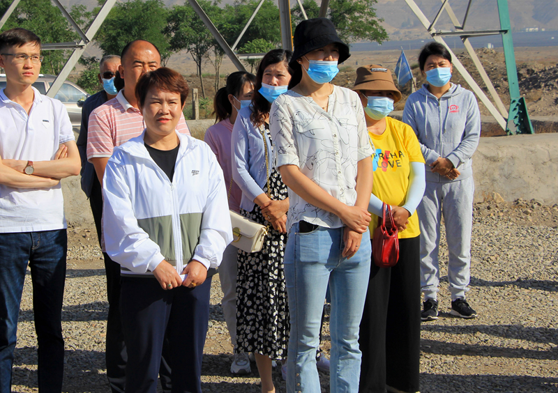 紅果子鎮(zhèn)黨委書記陳筠平、鎮(zhèn)人大主席韓玉蘭蒞臨興康恒潤(rùn)種植基地觀摩了解情況