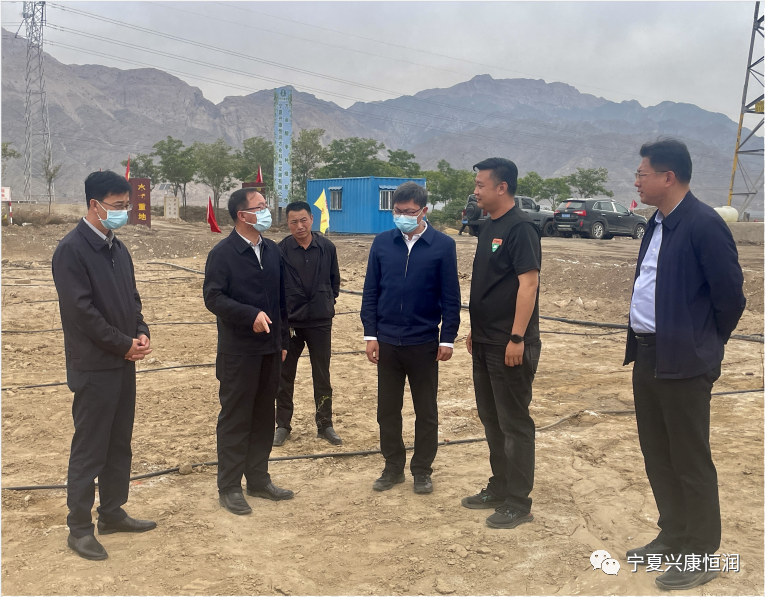 石嘴山市委書記王剛及市領(lǐng)導(dǎo)趙會(huì)勇、王宇翔蒞臨公司萬畝酸棗種植基地現(xiàn)場調(diào)研指導(dǎo)工作