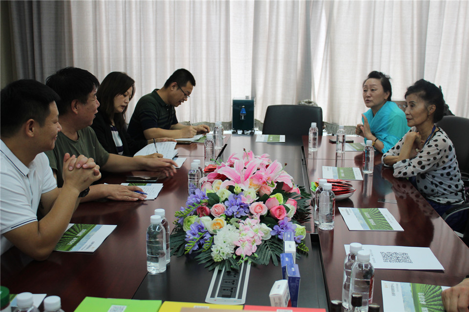 全國銀齡藝術(shù)專業(yè)委員會會長文風到岳氏集團參觀調(diào)研