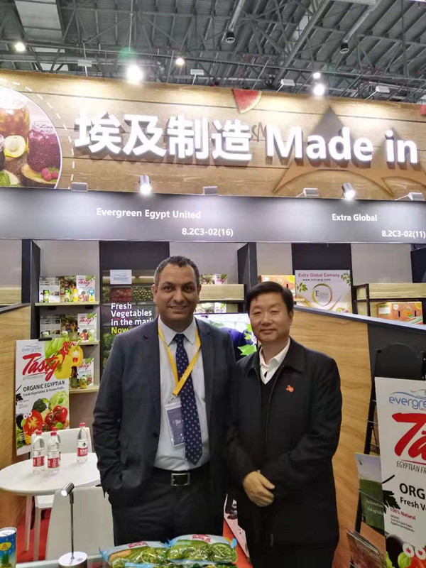 岳平安董事長考察進博會食品及農產(chǎn)品展區(qū)