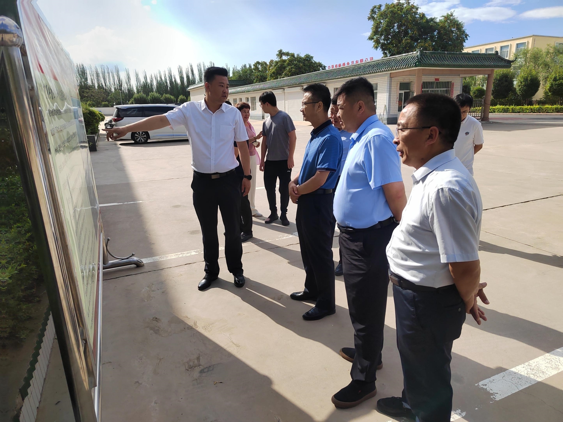 石嘴山市市委常委、政府副市長(zhǎng)孫鋒彪蒞臨寧夏興康恒潤(rùn)農(nóng)業(yè)科技發(fā)展有限公司調(diào)研