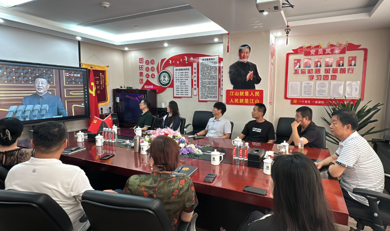 岳氏集團(tuán)組織觀看抗戰(zhàn)勝利閱兵，愛國情懷激蕩人心